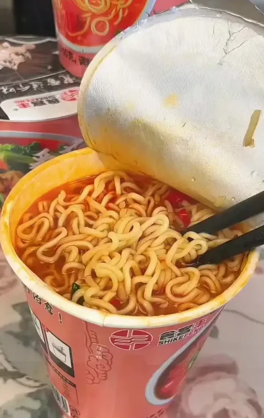 如果你晚上饿了馋了,千万不要吃主食,可以试试这个番茄牛腩面,它不仅好吃,而且饱腹感还很强,面条Q弹爽滑,汤汁浓郁鲜美,真的太适合我们这种懒人了,关键价格也很实惠。#QQ弹弹太好吃了