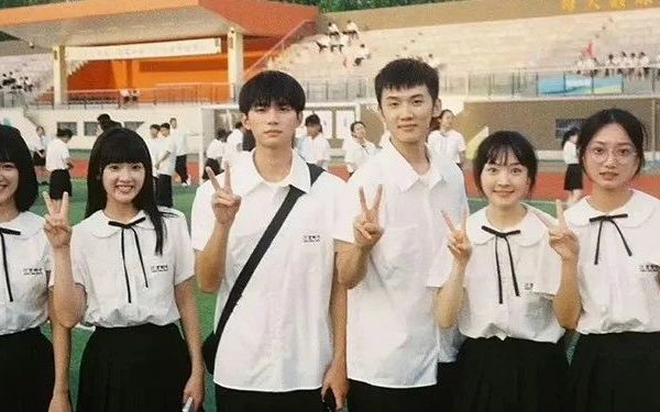 当学校广播响起这首歌时，眼泪再也止不住了...