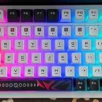 ROG夜魔X：紧凑布局与RGB灯效