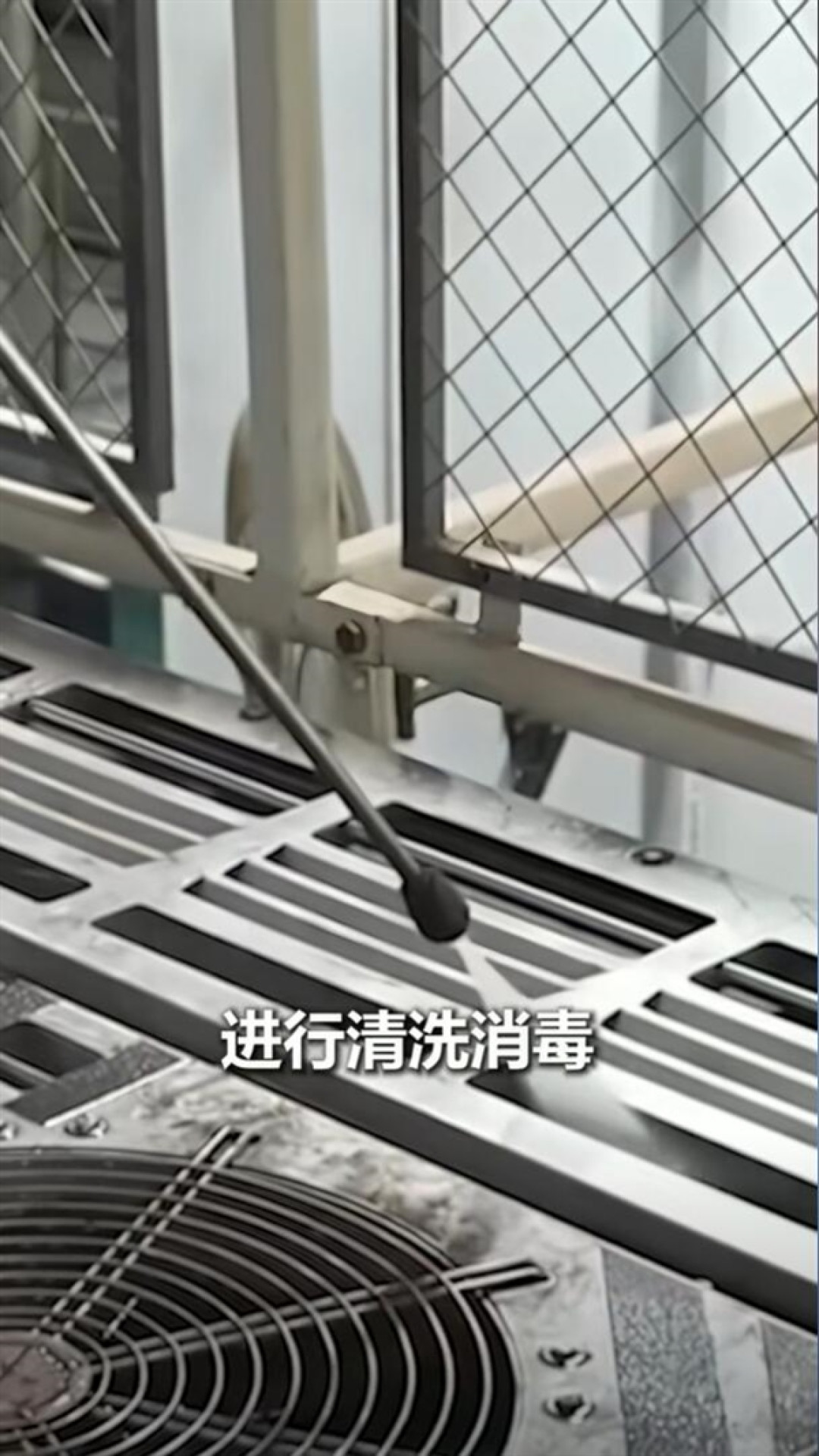 空调一年未清洗 男子吹出“白肺”