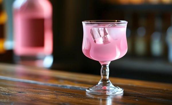 酒类消费新趋势：高度白酒下行，微醺低度酒崛起