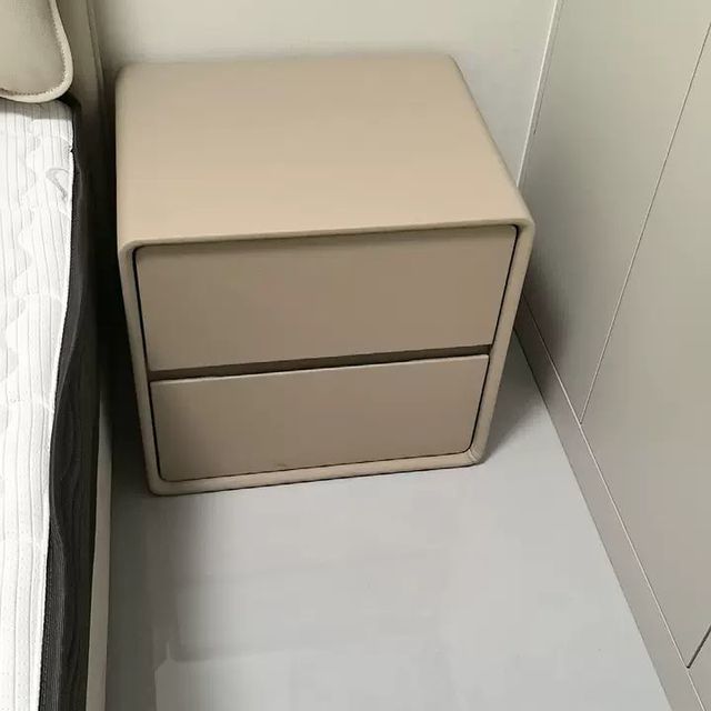 卧室必备，实木床头收纳柜