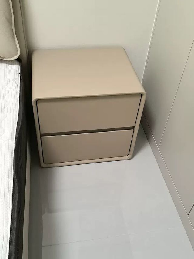 卧室必备，实木床头收纳柜