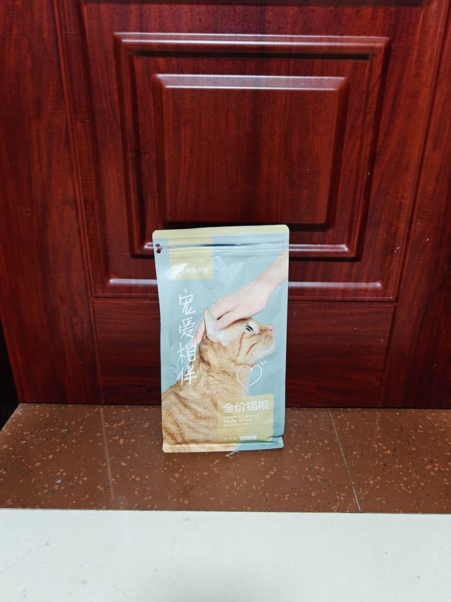 给流浪猫囤的猫粮消耗好快，大橘太能吃了！