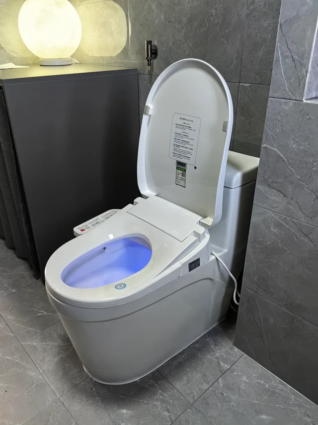 再见，智能马桶盖！
为了买个智能马桶盖，线上线下都看遍了，结果用了一个月就发现电费蹭蹭往上涨，后来问了朋友才知道，我买的是储热式加热的，水一直反复加热，😭😭电费能不上涨吗？实在是不想做冤大头了，我就重