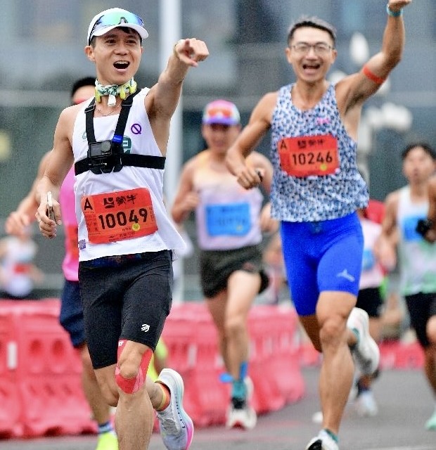 赛前三个人兴奋地喊着要拿下「破三服」，结果三人总共只拿到一件