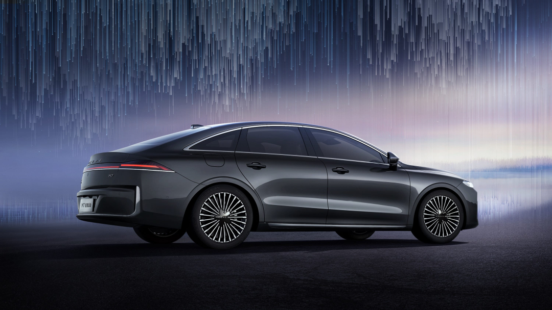 荣威M7 DMH官图,前劳斯莱斯设计师加入上汽打造
