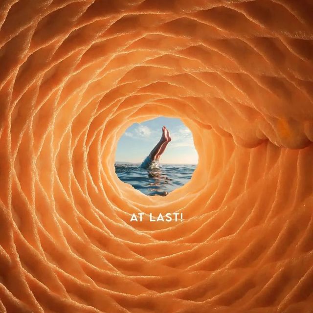 把甜筒当作望远镜，可爱多海报很有想象力