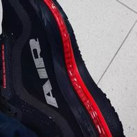 Nike飞马Premium跑鞋：三层中底设计