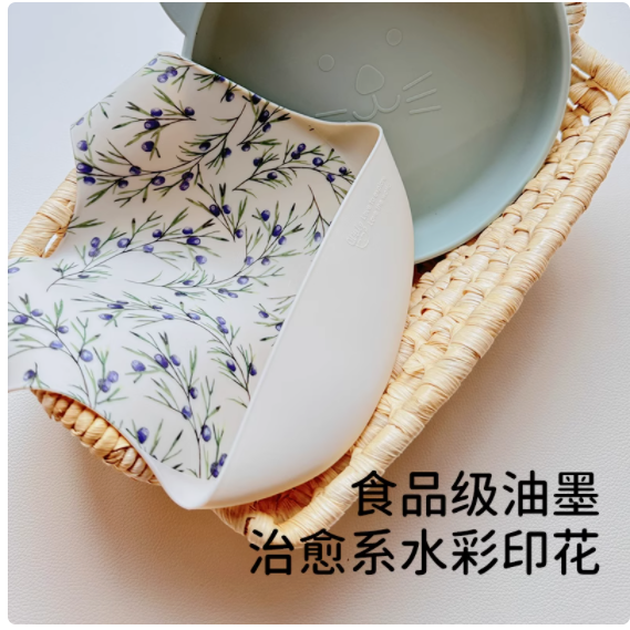 守护宝宝用餐时光——qlittle硅胶围兜，让辅食不再“脏乱差”