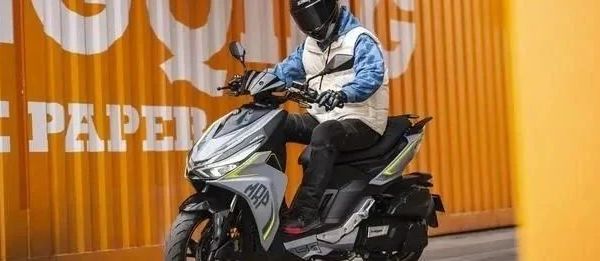号称踏板界的仿赛，凯威Feelink S150横空出世，强劲低扭适合玩乐