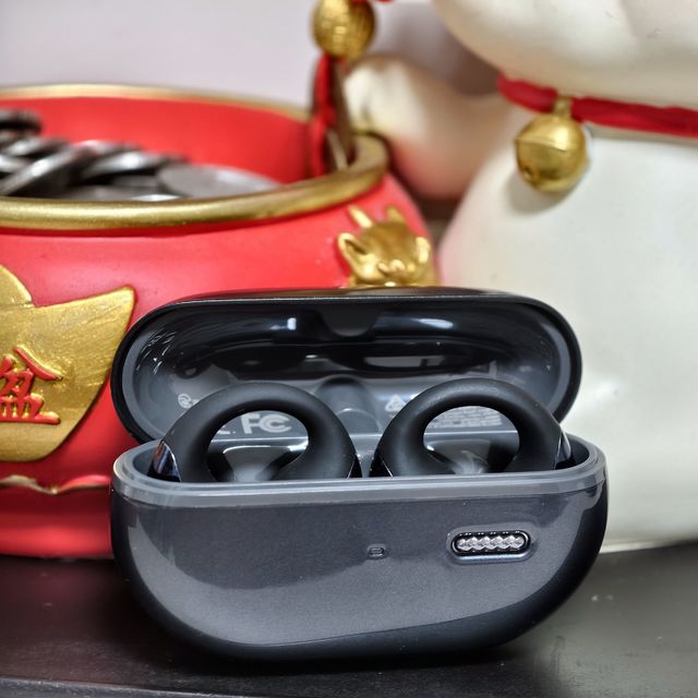 告别胀痛，泥炭 CCpro 夹耳设计 + IPX5 防水，运动听歌两不误~