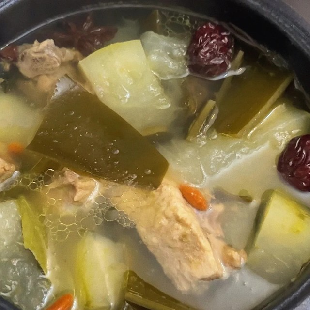 炖排骨汤，直接下锅是大错！教你正确做法，肉软不柴，汤香不腥
