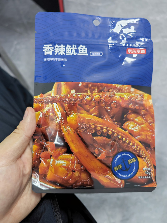 京东京造香辣鱿鱼，口感鲜美有嚼劲