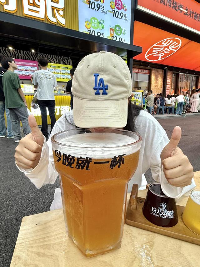 来长沙见世面了。。。XXXL超大啤酒！！🥲🥲
