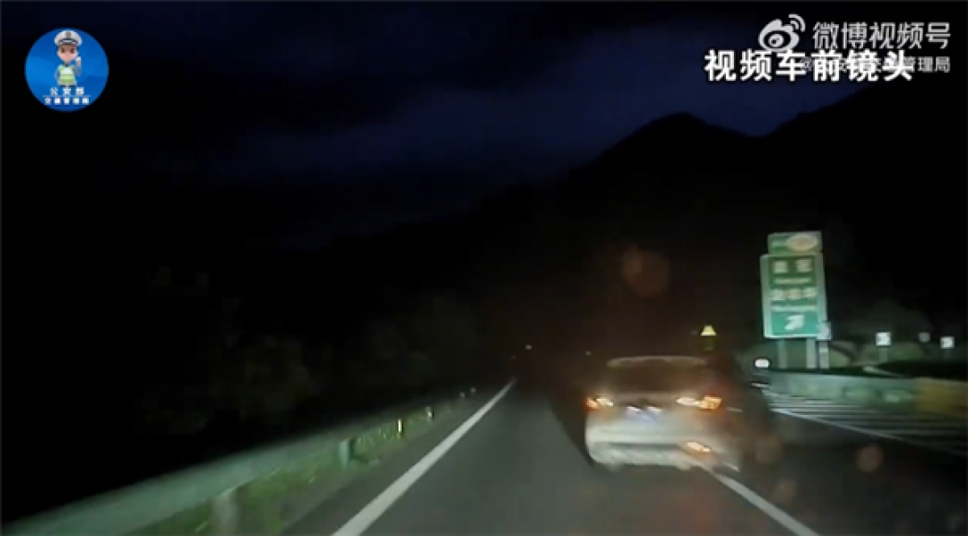 害人害己!轿车错过高速路口竟直接倒车 结果导致车祸