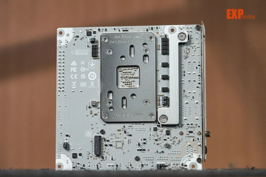 微星MPG B850I EDGE TI WIFI刀锋钛评测:设计优秀的白色ITX主板