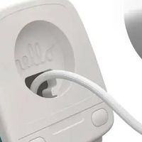 Spigen 推出 iMac G3 造型苹果 Apple Watch 充电支架