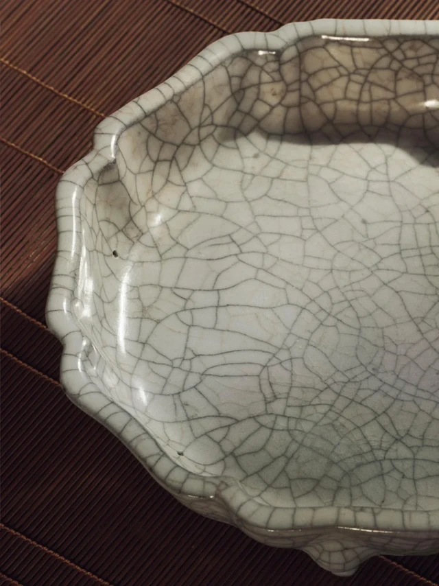 刚刚1,100,000欧落槌，爱莎·柏瑞蒂珍藏：哥窑笔洗，金丝铁线。
刚刚bonhams这件哥窑笔洗1,100,000欧落槌，大家觉得这个价格怎样？
宋/元 哥窑灰青釉葵花式三足洗
直径21厘米 | 