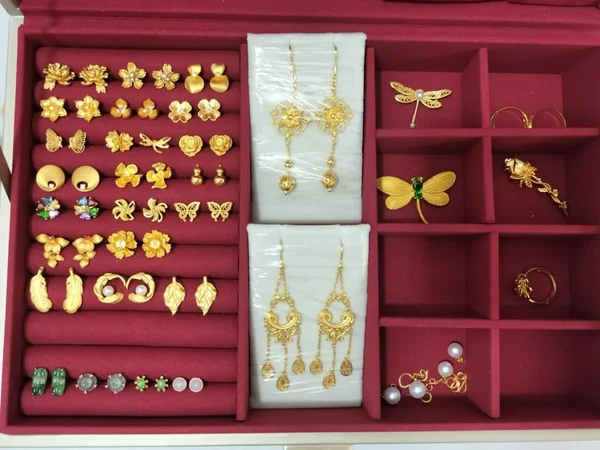 今天算了一下，我居然有72对黄金耳饰了