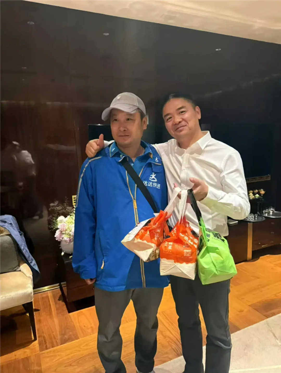 刘强东视察工作住酒店 点外卖给小哥1000元小费并合影