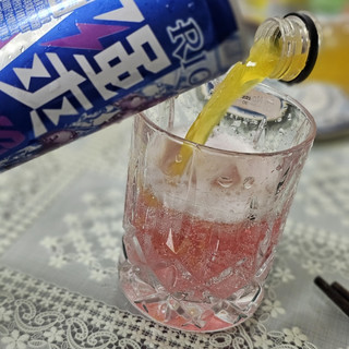 粉红分层，气泡炸裂：这杯“假伏特加”也太好喝了吧！
