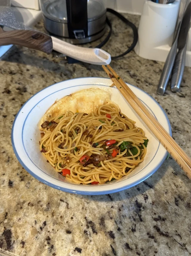 🇨🇦用意面自制葱油拌面大成功，现传教如下：
1. 面：超市没有看到capellini，只有barilla有一个spaghettini 3号，已经是本超市能买到的最细的了，试了一下超级适合做拌面；而且意