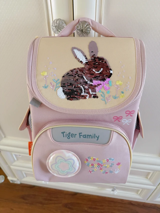 女儿一年级开学的新书包买好啦！