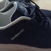 一双不知名，穿着很舒服的运动鞋