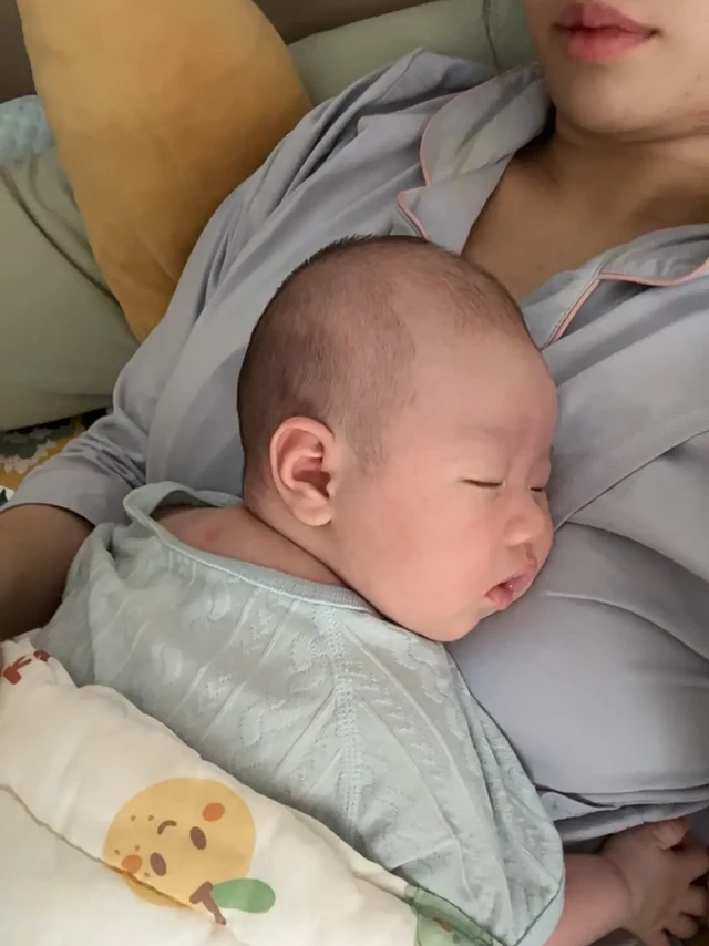 《西尔斯亲密育儿百科》说到：宝宝终有一天会离开37°C的母乳；
终有一天她会彻夜睡觉，不再打扰你；这种高需求的育儿阶段很快就会过去；宝宝在你床上的时间、在你怀里的时间、吃奶的时间、在人的一生中都是非常