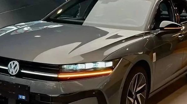 大众终于＂软＂了！新迈腾暴降2.5万，2.0T爆220马力油耗6.6L，还买啥凯美瑞？