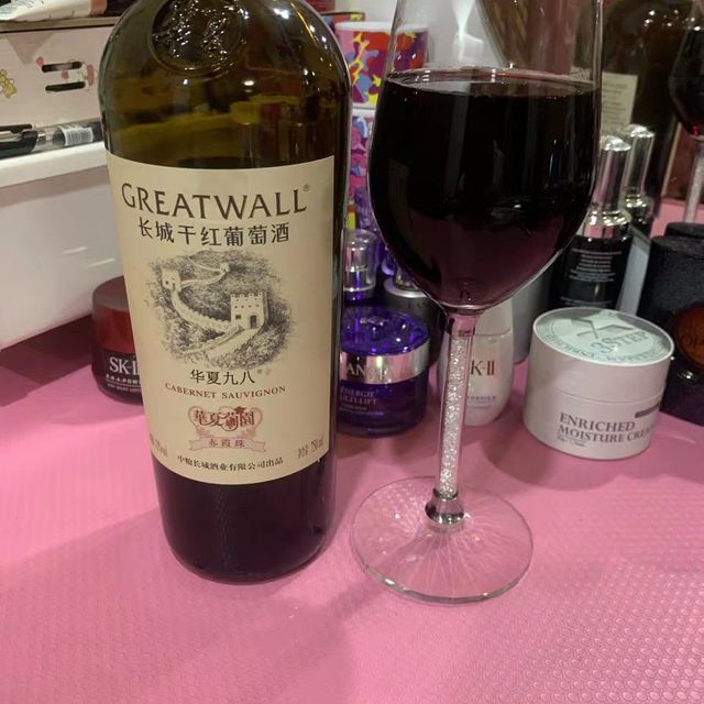 红葡萄酒是以红葡萄为原料，带皮发酵酿造而成，拥有独特魅力。