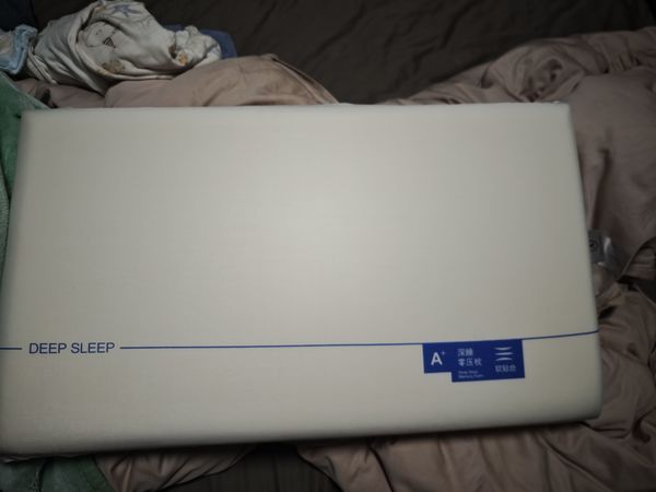 买了个记忆棉枕头，超软，像是睡在云朵上！