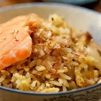 这碗三文鱼蛋炒饭也太顶了！边角料逆袭成王炸，香到邻居来敲门啦