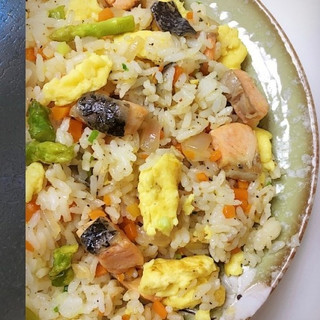 三文鱼边角料 + 隔夜饭 = ？邻居砸门求教程的销魂炒饭？