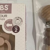 婴儿奶嘴是安装在奶瓶上辅助婴幼儿吸食饮品的工具