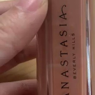 Anastasia 慕斯唇泥：唇妆新宠，雾面显白小能手