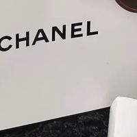 CHANEL 可可小姐润唇膏：闪亮白管，滋润又时尚