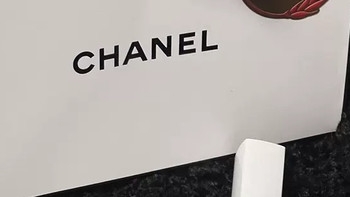 CHANEL 可可小姐润唇膏：闪亮白管，滋润又时尚