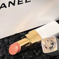 CHANEL 可可小姐润唇膏：白管闪耀，滋润与时尚并存
