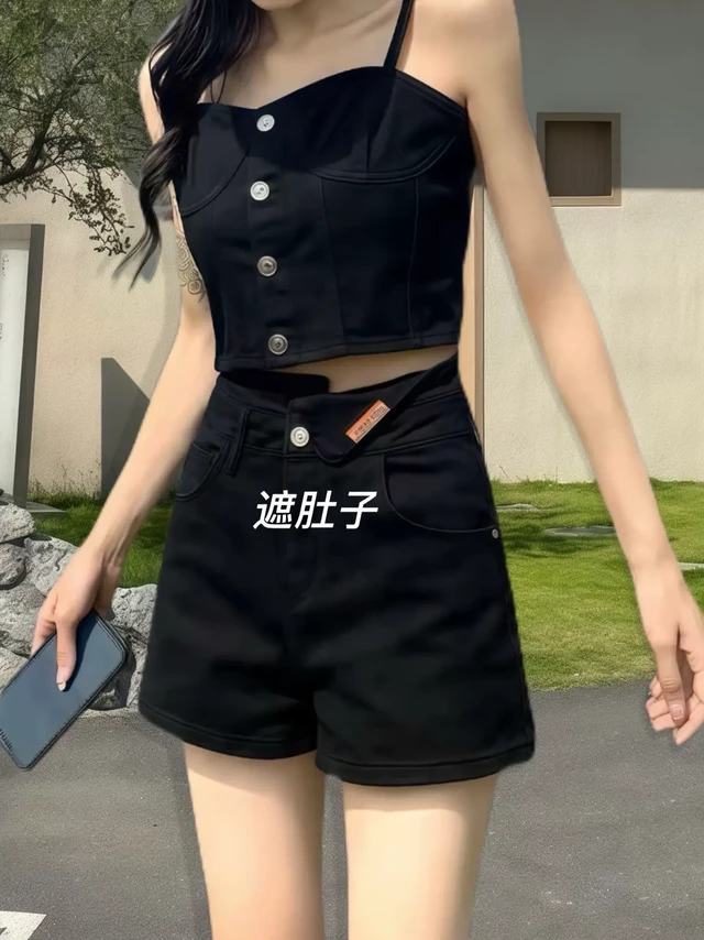 救命!这条黑色牛仔短裤真的绝了!高腰版型直接把腰线拉满,完美遮住小肚子、胯部肉肉,臀型也修饰得超好看!遮肉显瘦一绝,梨形身材的宝子闭眼入!腰头独特的翻卷设计,瞬间提升时尚感,满满的美式复古辣妹风,性感