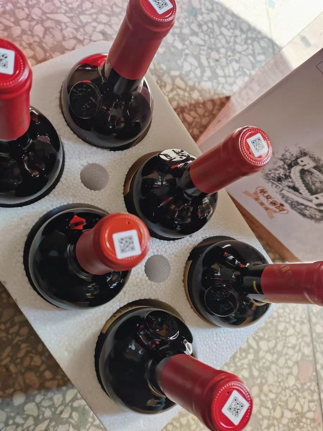 葡萄酒，宛如一杯流动的诗，承载着岁月的醇香与风土的馈赠