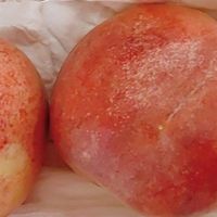 现摘桃子：脆甜多汁的夏日美味