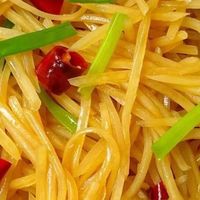 酸辣土豆丝：简单食材碰撞出的味觉奇迹