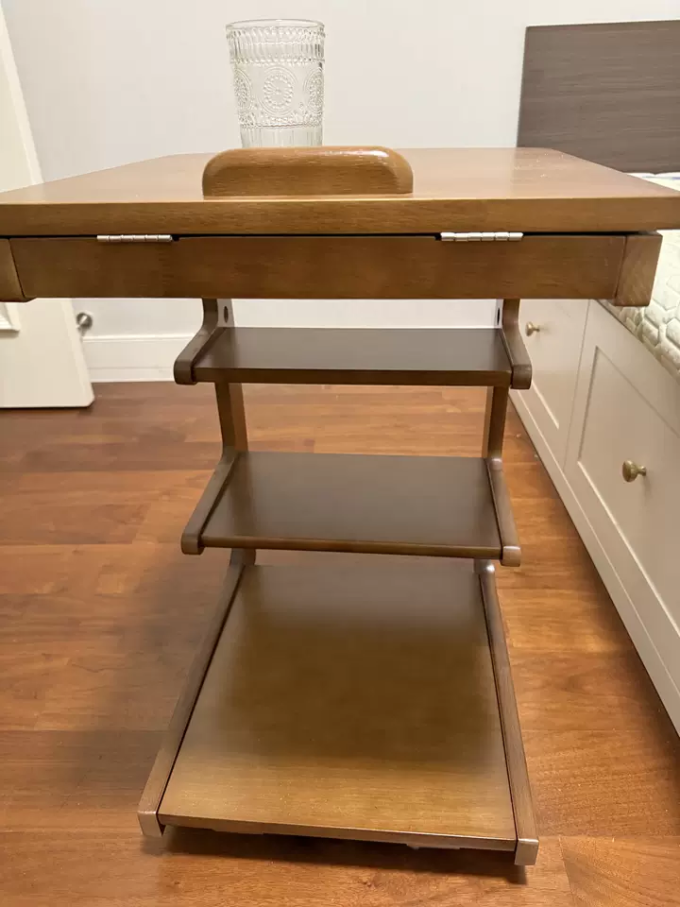 小户型必备,可移动实木边桌