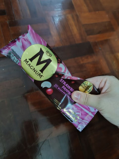 比利时巧克力包裹的新鲜草莓味梦龙