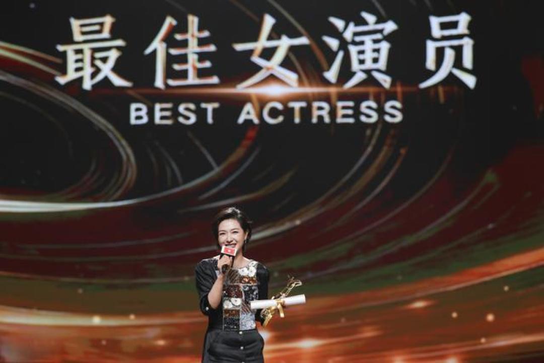 万茜金爵奖封后！《长夜将尽》素颜演绎孤独护工，14年后再夺中国女演员殊荣