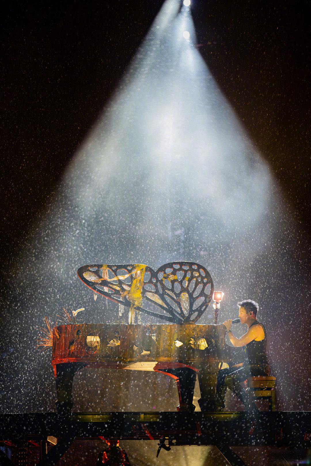 暴雨浇透的长沙之夜:拆解陶喆演唱会如何借大雨破圈封神