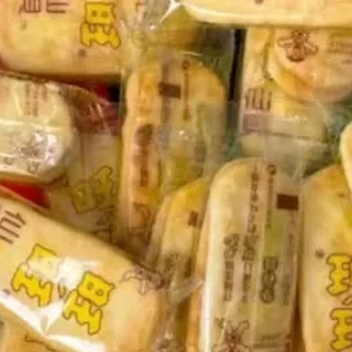 职场抽屉里的 “能量补给站”：旺旺仙贝的治愈时刻​