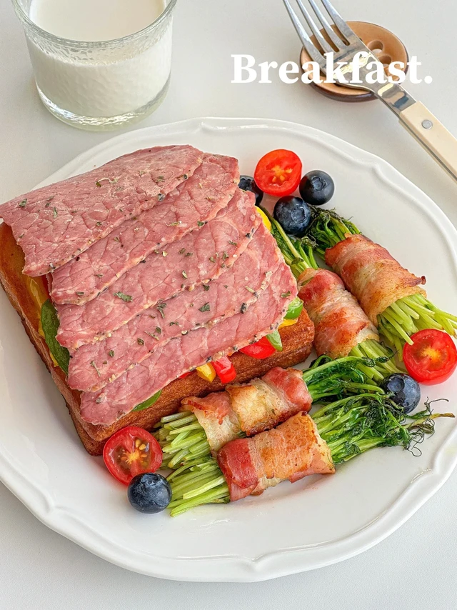 10min快手早餐｜牛肉开放三明治🥪培根豆苗卷